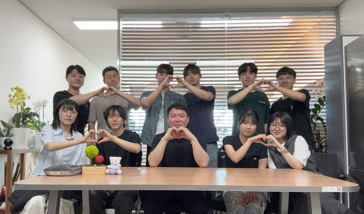 [서울=뉴시스] 세종대 인공지능데이터사이언스과 문연국 교수 연구팀(하트 랩)이 단체 사진을 촬영하고 있다. (사진=세종대 제공) 2025.08.04. photo@newsis.com *재판매 및 DB 금지