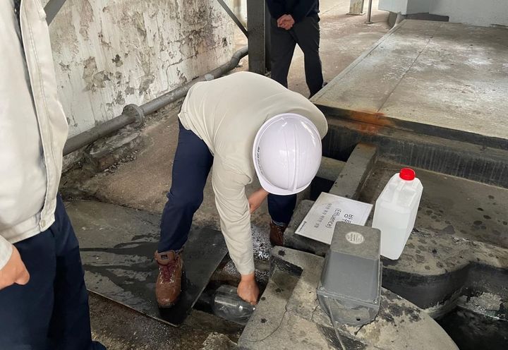 한강유역환경청 환경감시단이 안성시 산업단지 내 폐수배출사업장에서 폐수 방류수를 채취하고 있다. (사진=한강유역환경청 제공) photo@newsis.com *재판매 및 DB 금지