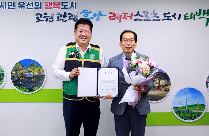 태백시는 지난 1일자로 안상헌(오른쪽) 신임 태백시보건소장 임용식을 진행하고 있다.(사진=태백시 제공) *재판매 및 DB 금지