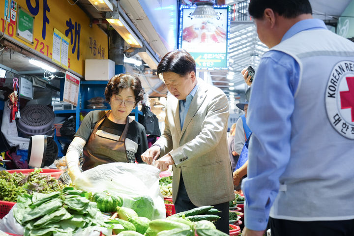 [제주=뉴시스] 오영훈 제주지사가 4일 오후 제주동문시장에서 '민생경제 살리기 프로젝트' 캠페인에 참여하고 있다. (사진=제주도 제공) 2025.08.04. photo@newsis.com *재판매 및 DB 금지
