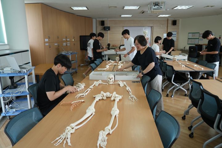 [울산=뉴시스] 구미현 기자 = 춘해보건대학교는 4일부터 5일간 울산지역 일반계 고등학교 학생들을 대상으로 간호학과 진학을 희망하는 학생들을 위한 '일반계고 학교 밖 교육'을 운영하고 있다. (울산시교육청 제공) photo@newsis.com *재판매 및 DB 금지