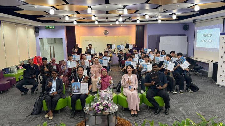 [인천=뉴시스] 인하공전과 말라야대학교가 '2025 글로벌 역량강화 프로그램' 성공적으로 마무리하고 기념촬영을 하고 있다. (사진=인하공전 제공) 2025.08.04. photo@newsis.com *재판매 및 DB 금지