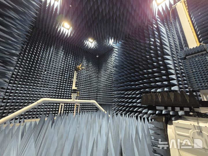 [인천=뉴시스]한국전파진흥협회(RAPA) 송도 전파산업클러스터에 마련된 안테나 성능 시험실의 모습. 정확한 성능 측정을 위해 뾰족한 전파 차폐재들이 시험실 내부를 가득 채우고 있다. (사진=윤현성 기자) 2025.08.04.