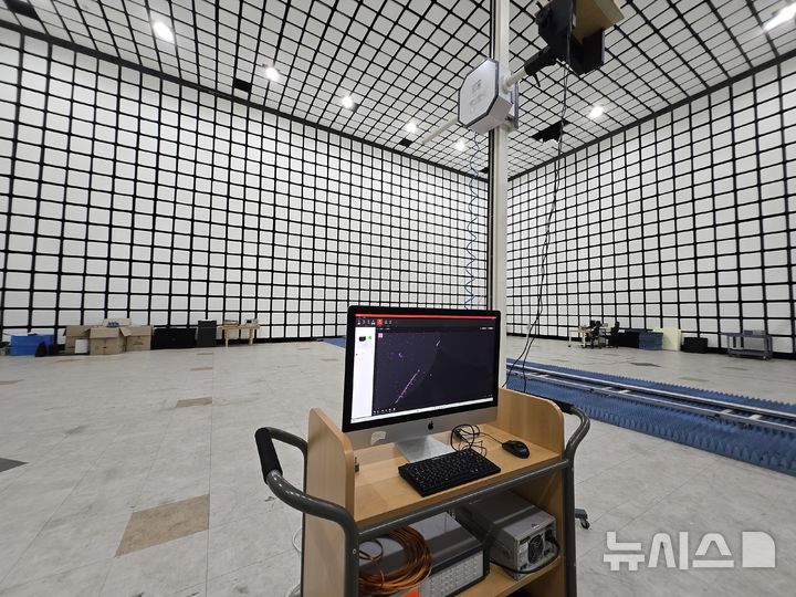 [인천=뉴시스]한국전파진흥협회(RAPA) 송도 전파산업클러스터에 마련된 25m 대형전자파 차폐시설의 모습. (사진=윤현성 기자) 2025.08.04.