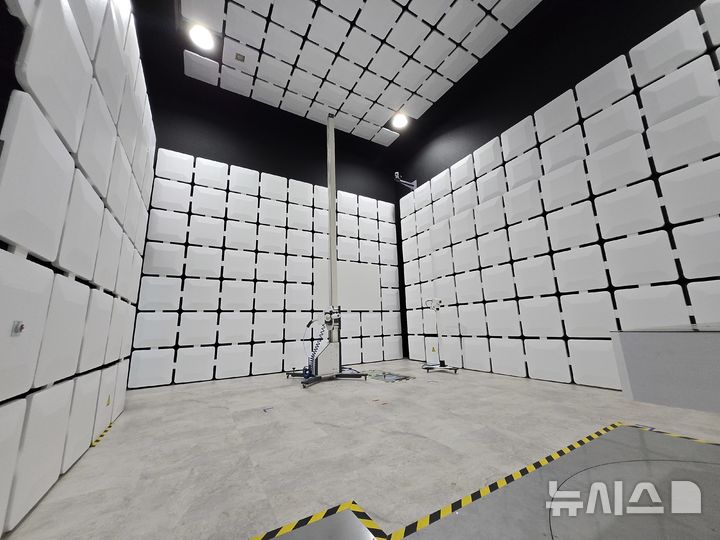 [인천=뉴시스]한국전파진흥협회(RAPA) 송도 전파산업클러스터에 마련된 전자파 적합성 시험용 3m급 챔버의 모습. (사진=윤현성 기자) 2025.08.04.