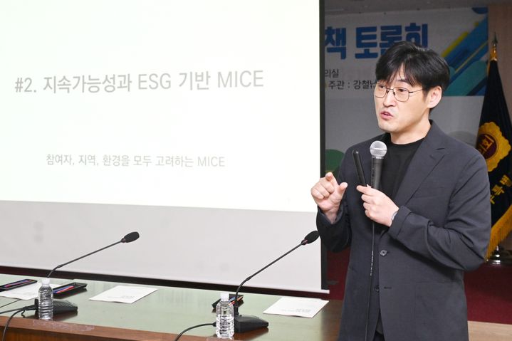 [제주=뉴시스] 이형주 VM컨설팅 대표가 4일 오후 제주도의회 대회의실에서 열린 '2025 제주 MICE 관광 발전을 위한 정책 토론회'에서 주제발표를 하고 있다. (사진=제주도의회 제공) 2025.08.04. photo@newsis.com *재판매 및 DB 금지
