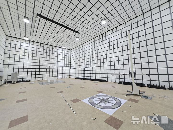 [인천=뉴시스]한국전파진흥협회(RAPA) 송도 전파산업클러스터에 마련된 전자파 적합성 시험용 10m급 챔버의 모습. (사진=윤현성 기자) 2025.08.04.