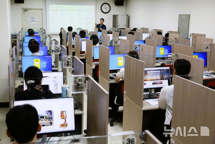 [전주=뉴시스] 4일 전주상공회의소(전주상의) 6층 컴퓨터실에서 실시한 전주상공회의소 회원기업 임직원 대상 '챗GPT' 교육 모습. (사진=전주상의 제공) 2025.08.04. photo@newsis.com *재판매 및 DB 금지