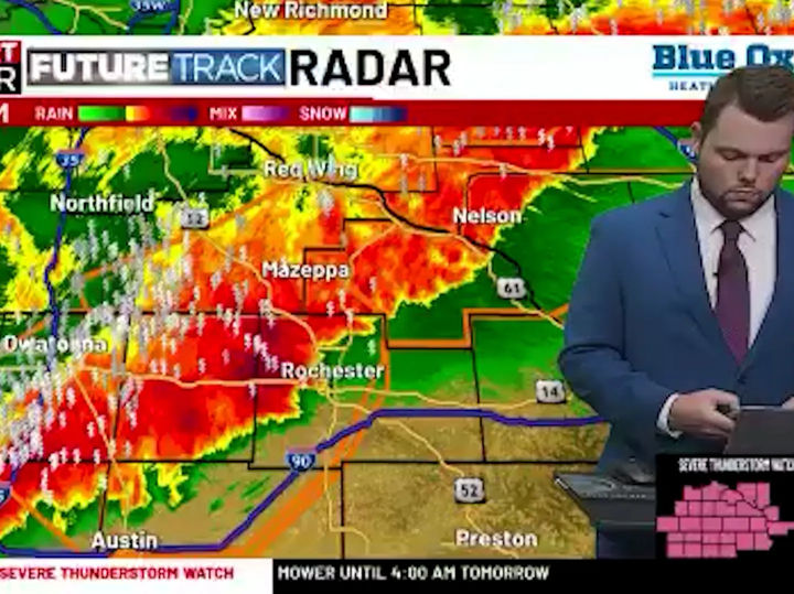 [뉴시스] 미국의 기상캐스터가 폭풍우 상황을 생방송 예보 중 아내에게 문자를 보냈다. (사진=USA투데이) 2025.08.04 *재판매 및 DB 금지