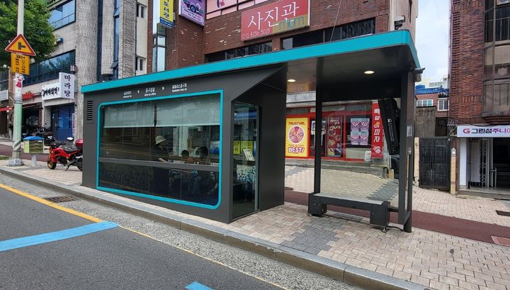 [울산=뉴시스] 구미현 기자 = 울산 중구(구청장 김영길)가 폭염 속 주민들의 건강을 보호하고 대중교통 이용 편의를 높이기 위해 지능형(스마트) 승강장 4개를 추가로 조성하고, 이용객이 많은 버스승강장 26곳에 공기(에어) 송풍기 52대를 설치한다. (사진=울산시 중구 제공) photo@newsis.com *재판매 및 DB 금지