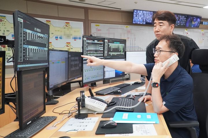 [대전=뉴시스]대전교통공사 직원이 관제실에서 대전도시철도 전역사 대합실과 승강장의 스마트냉방 시스템을 주시하고 있다. (사진=대전교통공사 제공) 2025. 08. 04 photo@newsis.com *재판매 및 DB 금지