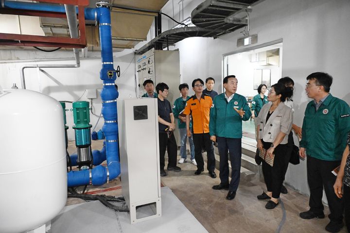 [울산=뉴시스] 박수지 기자 = 울산시 북구는 4일 한우리아파트에서 북부소방서, 한국전기안전공사, 한국가스안전공사와 함께 공동주택 화재사고 예방을 위한 민관 합동점검을 실시한 가운데 박천동 북구청장이 소방시설물 등을 살펴보고 있다. (사진=북구 제공) 2025.08.04. photo@newsis.com *재판매 및 DB 금지