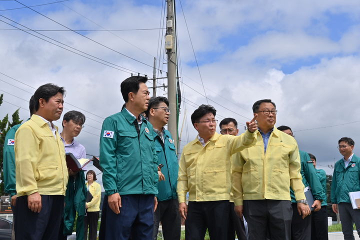 [홍성=뉴시스] 김태흠 충남지사가 4일 부여군 호우피해 현장을 점검하고 있다. *재판매 및 DB 금지
