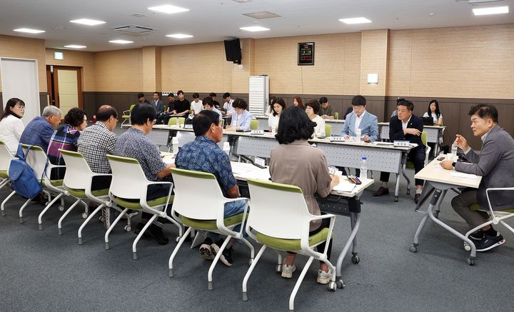 [대전=뉴시스] 조명휘 기자 = 김동수 대전 유성구의회 의장 등이 4일 원신흥동 행정복지센터에서 주민간담회를 하고 있다. (사진= 유성구의회 제공) 2025.08.04. photo@newsis.com *재판매 및 DB 금지