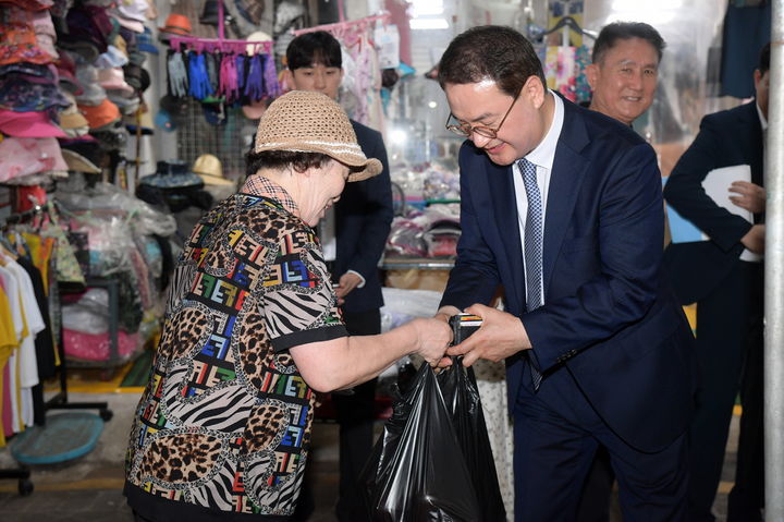 [광주=뉴시스] 전통시장 찾은 김영문 광주시 문화경제부시장. (사진=광주시 제공) 2025.08.04. photo@newsis.com *재판매 및 DB 금지