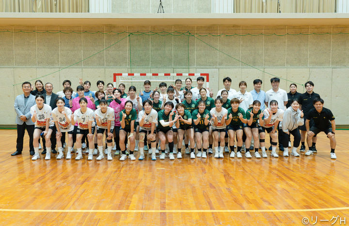 [서울=뉴시스] 핸드볼 SK슈가글라이더즈와 후코쿠 허니비 경기 후 단체 사진. (사진=한국핸드볼연맹 제공) *재판매 및 DB 금지