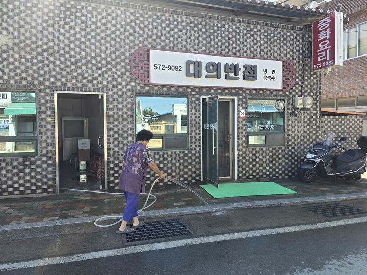 [의령=뉴시스]의령군 대의면에서 자영업을 하고 있는 주민이 장사 준비를 하고 있는 모습.(사진=의령군 제공) 2025.08.04.photo@newsis.com *재판매 및 DB 금지