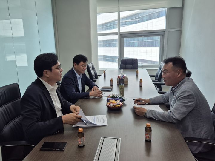 [수원=뉴시스] 이병희 기자 = 경기도의회 이용욱(민주당·파주3)·이용호(국민의힘·비례) 양당 총괄수석부대표와 경기도 박용진 협치수석이 4일 오후 도의회에서 만나 여야정협치위원회 출범 계획을 논의하고 있다. 2025.08.04. iambh@newsis.com *재판매 및 DB 금지