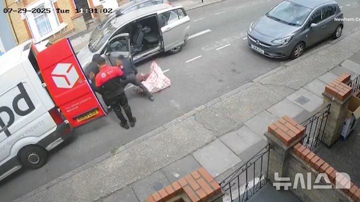 [뉴시스] 영국 런던에서 발생한 택배 물품 습격 사건. 택배기사가 강도 무리에 속수무책으로 당하는 모습. 