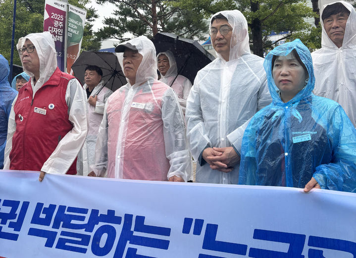[광주=뉴시스] 전국민주노동조합총연맹(민주노총) 서비스연맹 서비스일반노동조합 전세버스연대지부가 광주지회가 4일 오전 광주 서구 광주시청 앞에서 '전세버스차주 재산권 박탈하는 뉴금우관광 2차 규탄대회'를 열고 차주들의 재산권 보장을 촉구하고 있다. (사진=전세버스연대지부가 광주지회 제공) 2025.08.04. photo@newsis.com *재판매 및 DB 금지