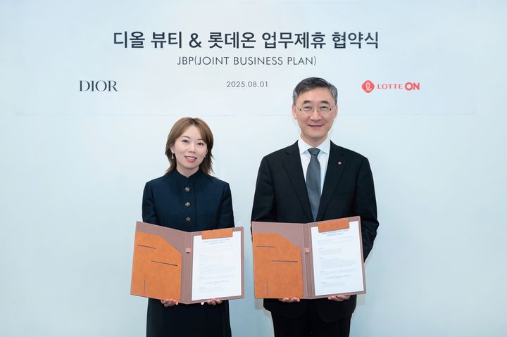 [서울=뉴시스] 롯데쇼핑의 이커머스 플랫폼 롯데온(LOTTE ON)은 '크리스챤 디올 뷰티 코리아’와 전략적 비즈니스 파트너십(JBP·Joint Business Plan)을 체결했다고 5일 밝혔다.(사진=롯데온 제공) *재판매 및 DB 금지