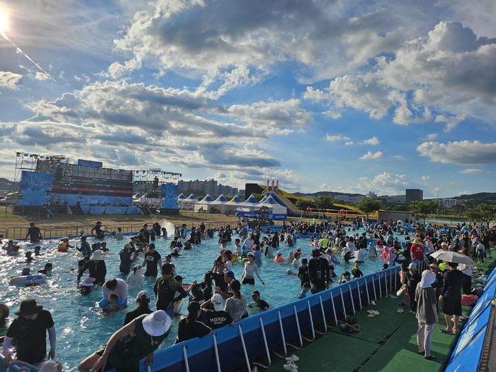  [안동=뉴시스] '2025 안동 수(水)페스타'를 찾은 방문객들이 물놀이를 하고 있다. (사진=안동시 제공) 2025.08.04. photo@newsis.com *재판매 및 DB 금지