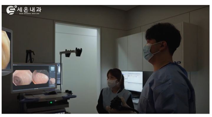 [서울=뉴시스] 4일 의료기기업계에 따르면 내시경 전문의와 AI 기술의 결합은 단순한 기술 보조를 넘어, 질환 조기 발견과 환자 생존율 향상에 기여하는 중요한 수단이 되고 있다. 세온내과 배강남 원장이 웨이센이 개발한 인공지능(AI) 내시경 '웨이메드 엔도'를 사용하고 있다. (사진=웨이센 제공) 2025.08.04. photo@newsis.com *재판매 및 DB 금지