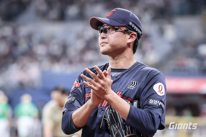 [서울=뉴시스] 프로야구 롯데 자이언츠 박세웅이 3일 서울 고척스카이돔에서 열린 2025 신한 쏠뱅크 KBO리그 키움 히어로즈와의 경기에 선발 등판해 호수비를 보며 박수치고 있다. (사진=롯데 자이언츠 제공) 2025.08.04. *재판매 및 DB 금지