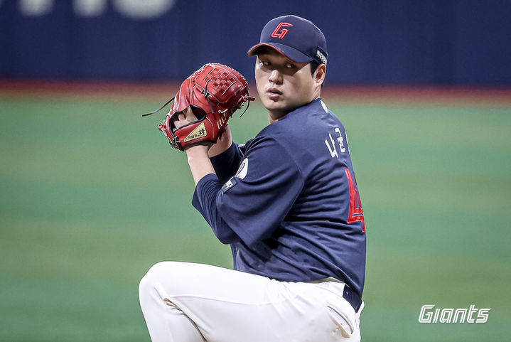 [서울=뉴시스] 프로야구 롯데 자이언츠 박세웅이 2일 서울 고척스카이돔에서 열린 2025 신한 쏠뱅크 KBO리그 키움 히어로즈와의 경기에 선발 등판해 역투하고 있다. (사진=롯데 자이언츠 제공) 2025.08.04. *재판매 및 DB 금지