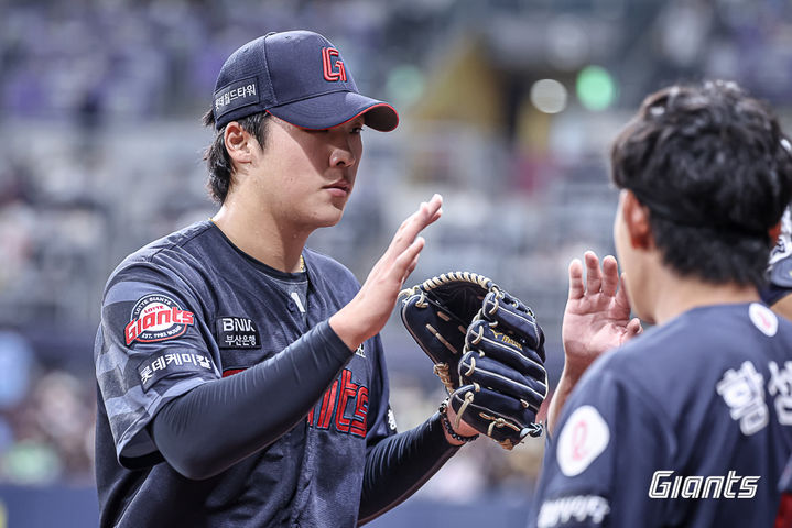 [서울=뉴시스] 프로야구 롯데 자이언츠 이민석이 1일 서울 고척스카이돔에서 열린 2025 신한 쏠뱅크 KBO리그 키움 히어로즈와의 경기에 선발 등판한 뒤 호투해 하이파이브하고 있다. (사진=롯데 자이언츠 제공) 2025.08.04. *재판매 및 DB 금지