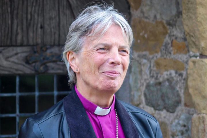 [서울=뉴시스] 첫 여성·성소수자 대주교가 된 체리 반 웨일스 성공회 대주교. (사진 출처 : 페이스북) 