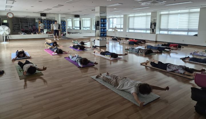 [합천=뉴시스] 합천군종합사회복지관, 2025년 하반기 10개 프로그램 강좌 개강-요가 (사진=합천군 제공) 2025. 08. 04. photo@newsis.com&nbsp; *재판매 및 DB 금지