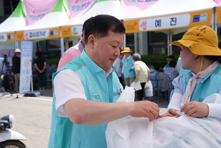 [수원=뉴시스] 윤정욱 국민건강보험공단 인천경기지역본부장이 최근 파주 민통선 지역에서 열린 의료봉사 사회공헌활동에 참여해 물품을 정리하고 있다. 윤 본부장은 "지역사회와 함께하는 나눔 실천이 공단의 사회적 책무"라고 말했다. (사진=국민건강보험공단 인천경기지역본부 제공) 2025.08.04. photo@newsis.com *재판매 및 DB 금지