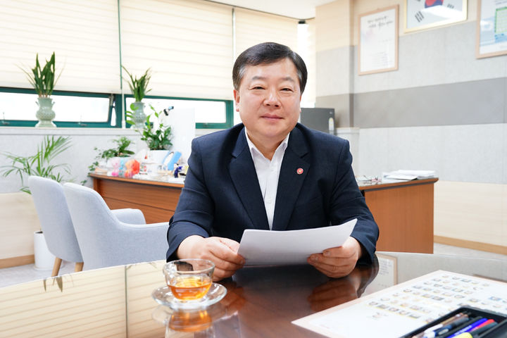 [수원=뉴시스] 박종대 기자 = 윤정욱 국민건강보험공단 인천경기지역본부장이 집무실에서 인터뷰를 하고 있다. 윤 본부장은 "현장과의 지속적인 소통을 통해 국민 건강권 수호에 최선을 다하겠다"고 밝혔다. 2025.08.04. pjd@newsis.com *재판매 및 DB 금지