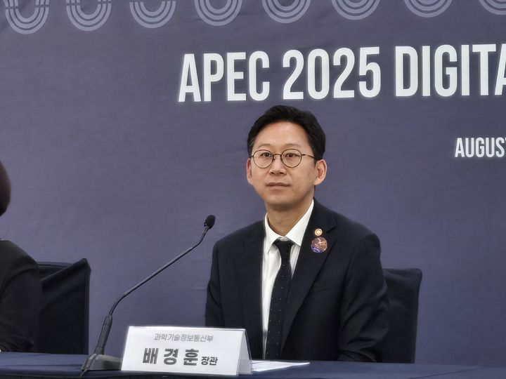 [서울=뉴시스] 윤현성 기자 = 배경훈 과학기술정보통신부 장관이 4일 오후 아시아태평양경제협력체(APEC) 디지털·인공지능(AI) 장관회의 개최 성과 브리핑을 위해 대기하고 있다. 2025.08.04. hsyhs@newsis.com *재판매 및 DB 금지