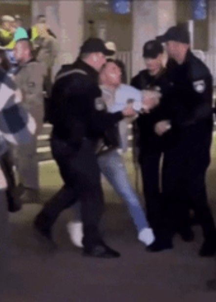 [뉴시스] 러시아와 전쟁 중인 우크라이나에서 민간인들이 징집 업무를 수행하던 징병장교를 폭행하는 사건이 벌어졌다. (사진=라디오자유유럽 갈무리) 2025.08.04 *재판매 및 DB 금지