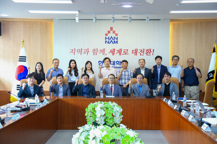 [대전=뉴시스] 한남대학교 글로컬 사업 최종 점검 태스크포스팀 회의 기념촬영. (사진=한남대 제공) 2025.08.04. photo@newsis.com *재판매 및 DB 금지