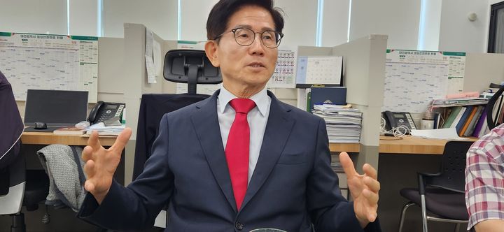 [대전=뉴시스] 곽상훈 기자 = 국민의힘 김문수 당대표 후보가 4일 대전시청 기자실에서 간담회를 갖고 있다. 2025.08.04. kshoon0663@newsis.com *재판매 및 DB 금지