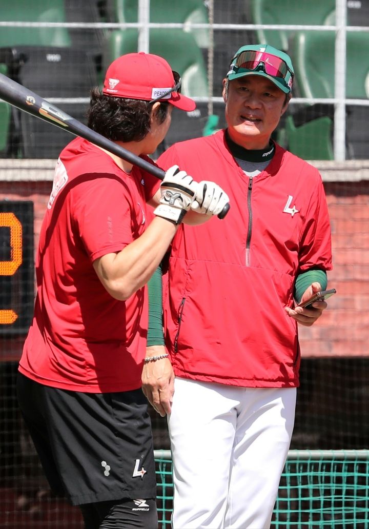 [서울=뉴시스] 프로야구 SSG 랜더스의 최정과 강병식 타격코치. (사진 = SSG 랜더스 제공) *재판매 및 DB 금지