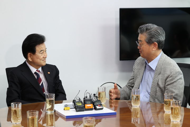 [서울=뉴시스]정동영 통일부 장관(왼쪽)이 4일 오후 서울 여의도 국회에서 남북협력민간단체협의회(북민협)를 만난 모습. (사진=통일부 제공) 2025.08.04. *재판매 및 DB 금지