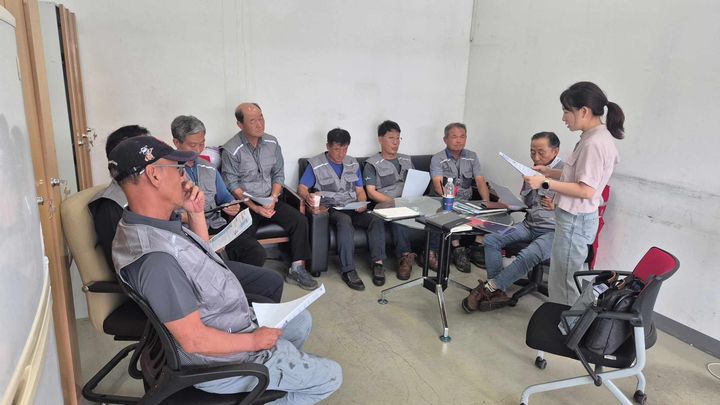 [울산=뉴시스] 울산시는 온열질환 예방을 위해 지난 7월 21일부터 25일까지 시 소속 옥외 작업장 9곳을 점검한 결과, 근로자 건강 보호를 위한 조치가 적극 이뤄진 것으로 확인됐다고 5일 밝혔다. 사진은 옥외작업자 온열질환 예방 현장교육 모습. (사진= 울산시 제공) 2025.08.05.photo@newsis.com *재판매 및 DB 금지