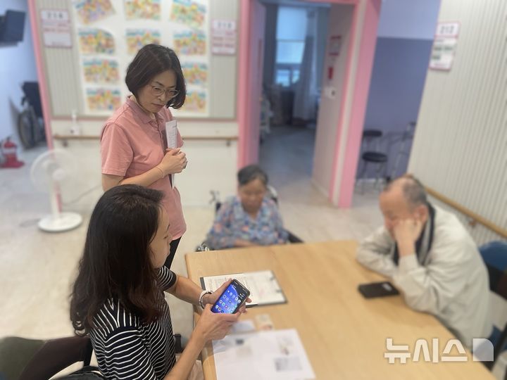 [안양=뉴시스] '특공대'가 노인정을 찾아가 소비 쿠폰 신청과 사용 방법 등에 대해 설명하고 있다. (사진=안양시 제공).2025.08.04.photo@newsis.com