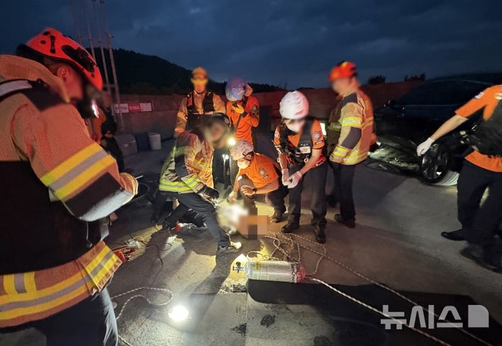 [제주=뉴시스] 4일 오후 제주시 조천읍 소재 유류 취급시설에서 40대 근로자가 탱크로리 청소 중 의식을 잃고 쓰러져 소방당국이 응급처치를 벌이고 있다. (사진=제주소방안전본부 제공) 2025.08.04. photo@newsis.com
