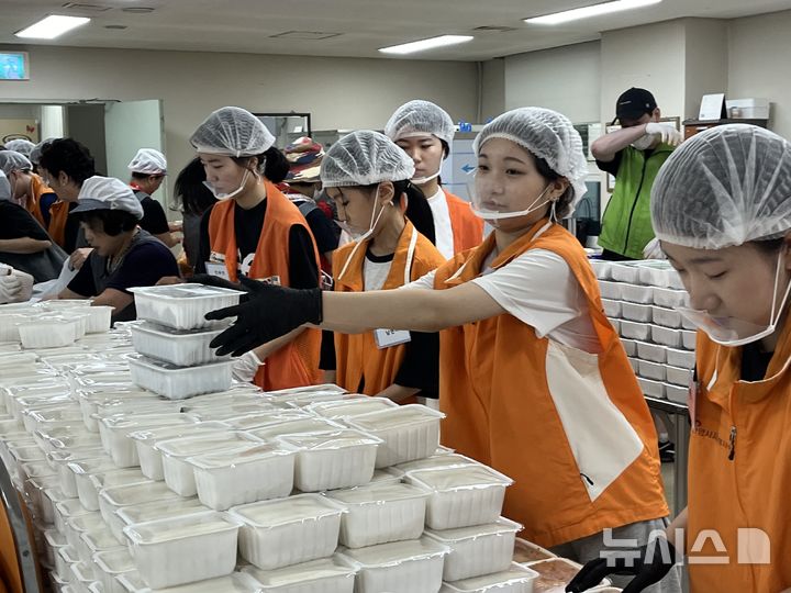 [안양=뉴시스] 지난해 운영한 청소년 자원봉사 학교 운영 현장. (사진=안양시 자원봉사센터 제공). 2025.08.04.photo@newsis.com