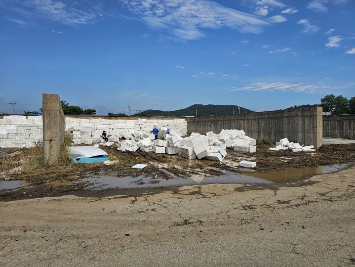 [태안=뉴시스] 김덕진 기자=충남 태안 근흥면 신진항 인근 도항리 임시 적치장에 쌓인 스티로폼 상자 쓰레기가 적치돼 있다. 2025.08.04. spark@newsis.com. *재판매 및 DB 금지