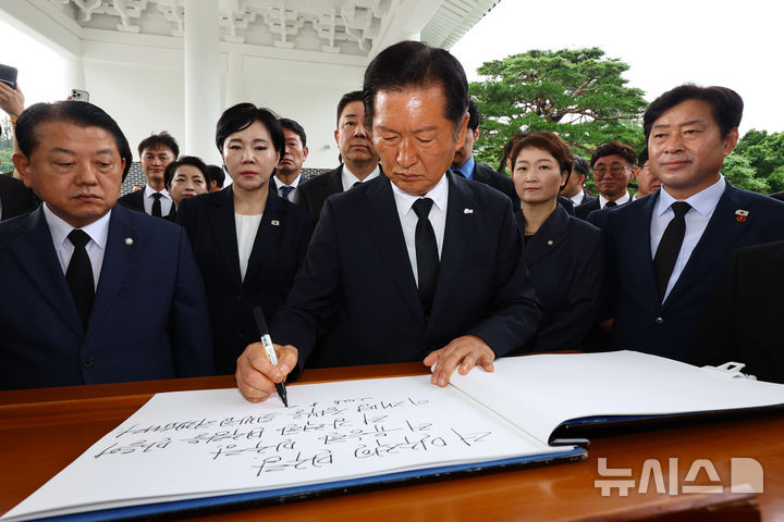 [서울=뉴시스] 황준선 기자 = 정청래 신임 더불어민주당 대표가 4일 오전 서울 동작구 국립서울현충원 현충탑에 참배를 마친 뒤 방명록을 작성하고 있다. 2025.08.04. hwang@newsis.com