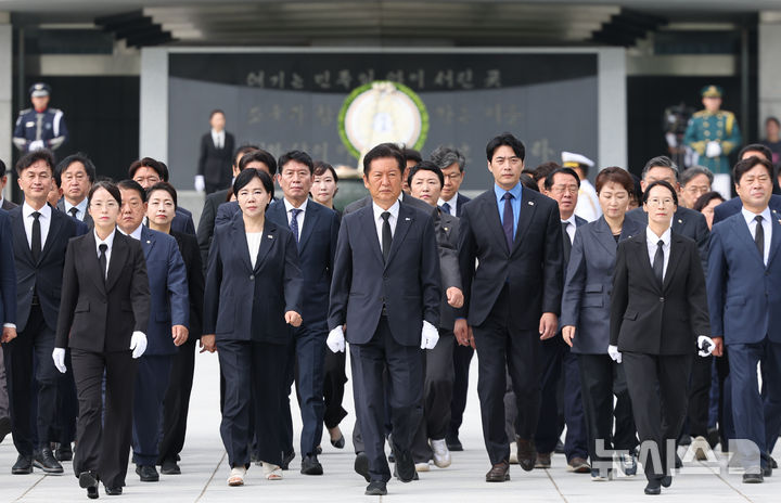 [서울=뉴시스] 황준선 기자 = 정청래 신임 더불어민주당 대표가 4일 오전 서울 동작구 국립서울현충원 현충탑에 참배를 마친 뒤 이동하고 있다. 2025.08.04. hwang@newsis.com