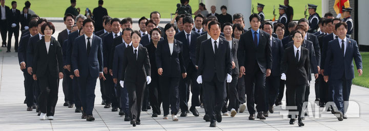 [서울=뉴시스] 황준선 기자 = 정청래 신임 더불어민주당 대표가 4일 오전 서울 동작구 국립서울현충원 현충탑에 참배하기 위해 이동하고 있다. (공동취재) 2025.08.04. photo@newsis.com