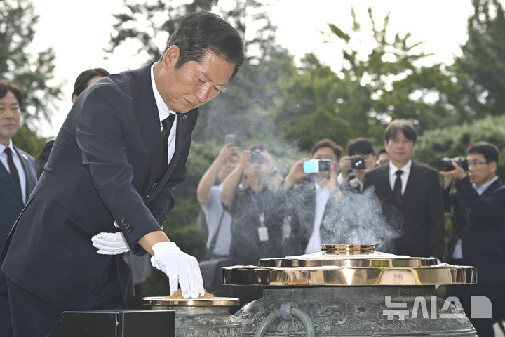 [서울=뉴시스] 황준선 기자 = 정청래 신임 더불어민주당 대표가 4일 오전 서울 동작구 국립서울현충원 현충탑에 분향하고 있다. (공동취재) 2025.08.04. photo@newsis.com