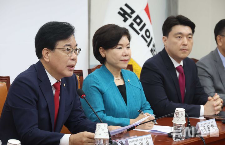 [서울=뉴시스] 조성봉 기자 = 송언석 국민의힘 비상대책위원장 겸 원내대표가 4일 오전 서울 여의도 국회에서 열린 비상대책위원회의에서 발언을 하고 있다. 2025.08.04. suncho21@newsis.com